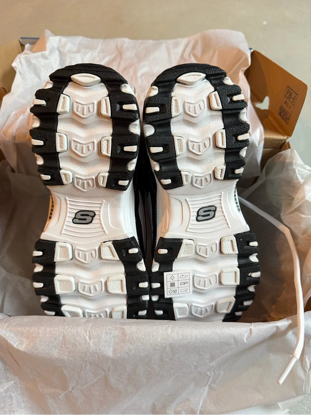 Skechers D’Lites Biggest Fan 11930/BKW Women’s Size 6 Black White NIB